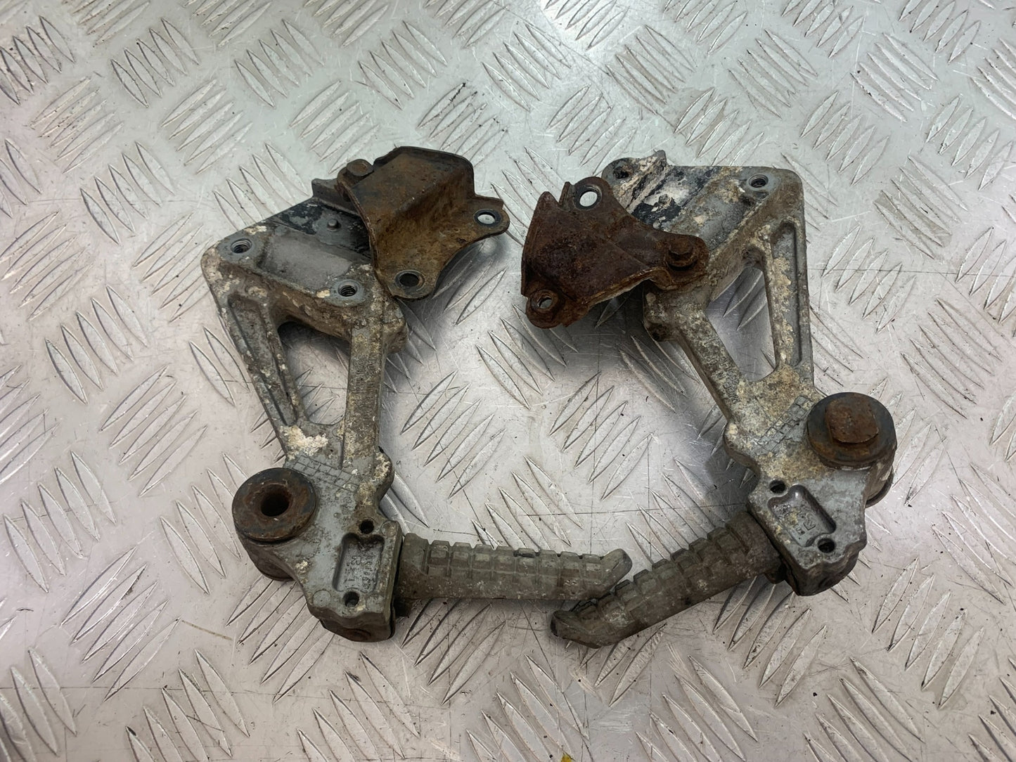 KAWASAKI ZZR1100 D REAR HANGERS AND PEGS   YEAR 1993-2001 (CMB1164)