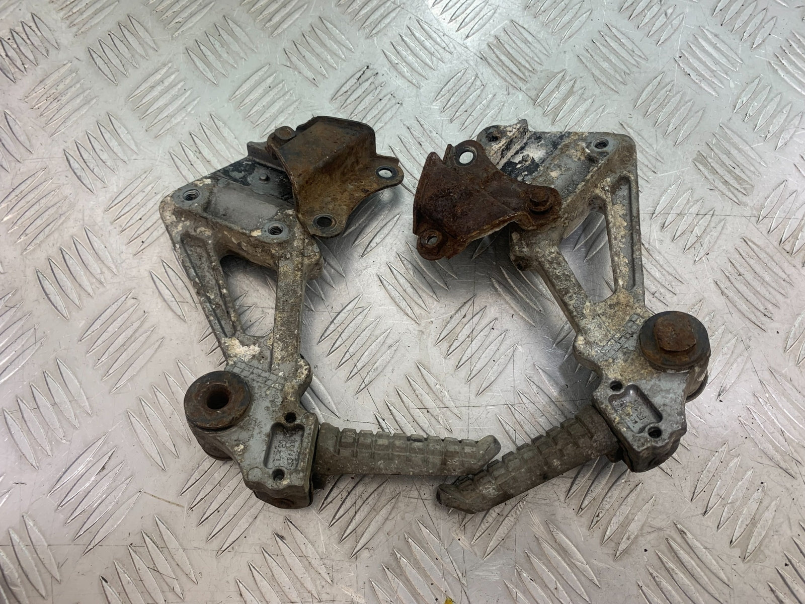 KAWASAKI ZZR1100 D REAR HANGERS AND PEGS   YEAR 1993-2001 (CMB1164)