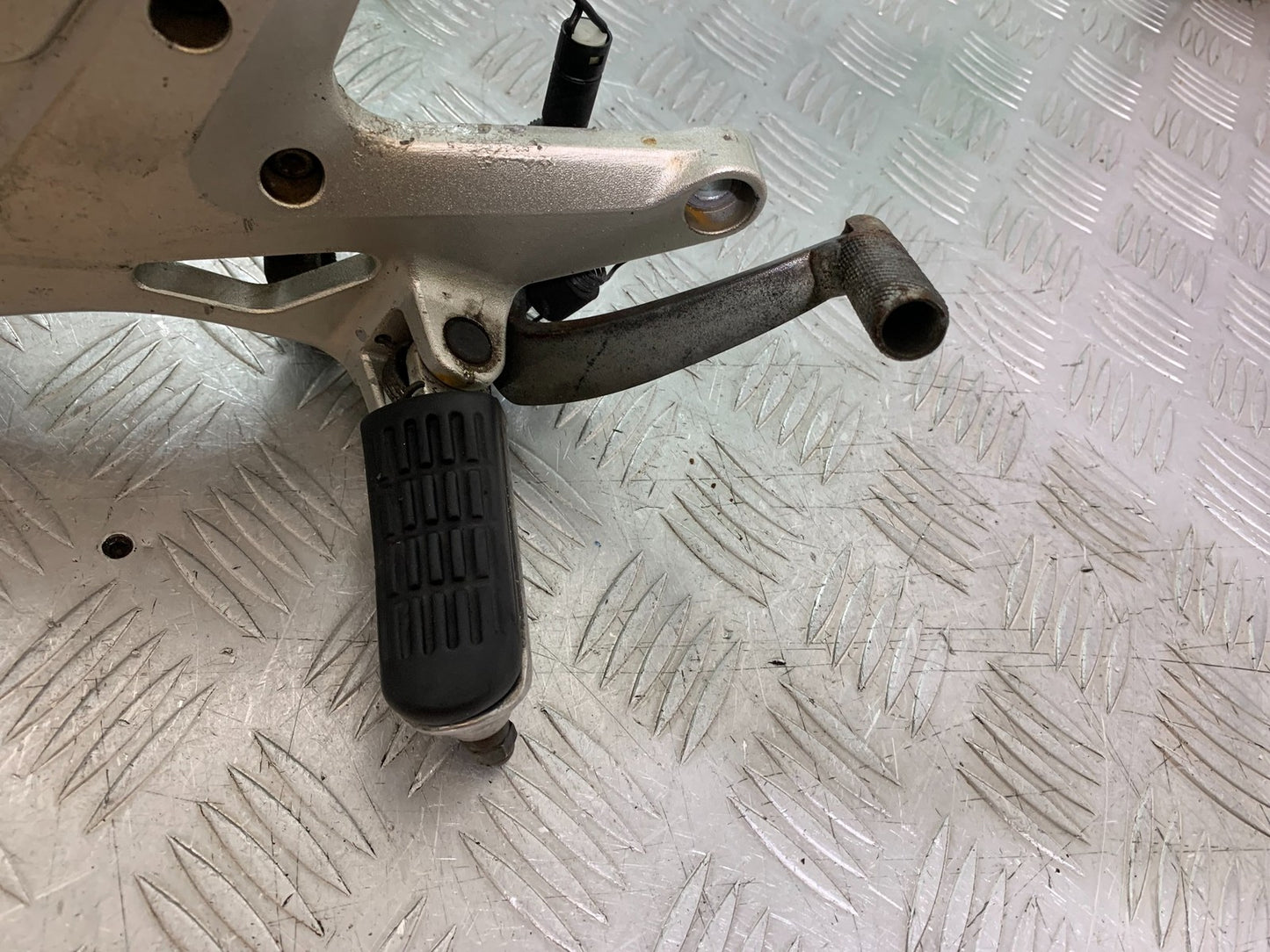 HONDA CBF500 CBF 500 RIGHT HANGER AND PEGS   YEAR 2004-2008  (CMB1294)
