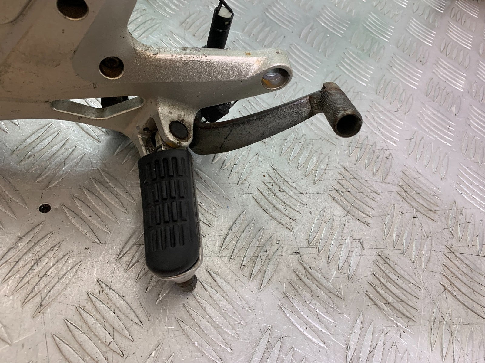 HONDA CBF500 CBF 500 RIGHT HANGER AND PEGS   YEAR 2004-2008  (CMB1294)