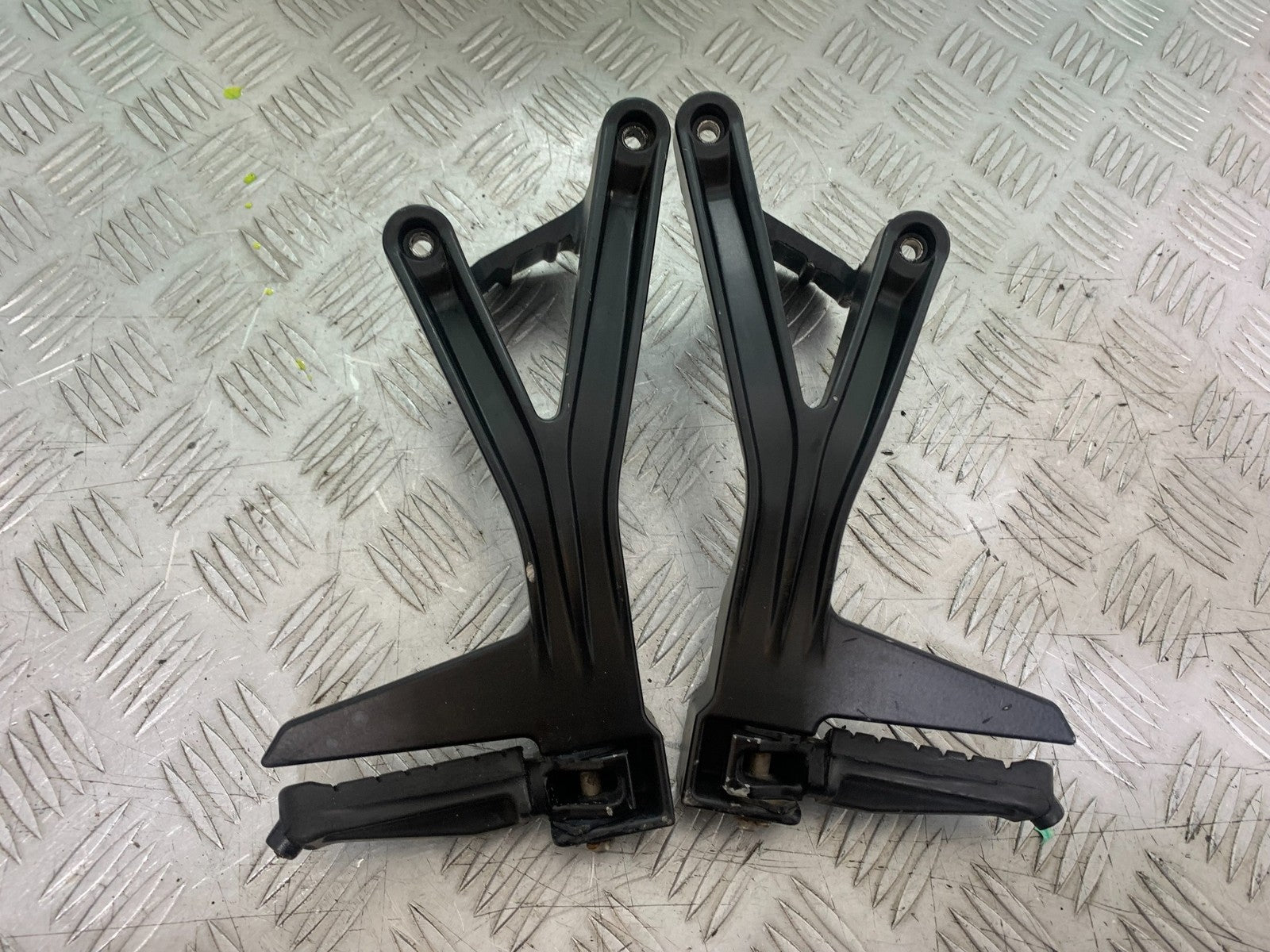 KTM RC125 RC 125 REAR HANGERS AND PEGS  2014 2017 (CMB1199)