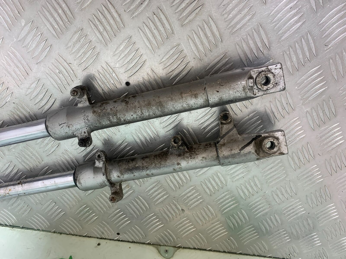 HONDA CBR125 CBR 125 FORKS  YEAR 2004-06  (CMB1040)