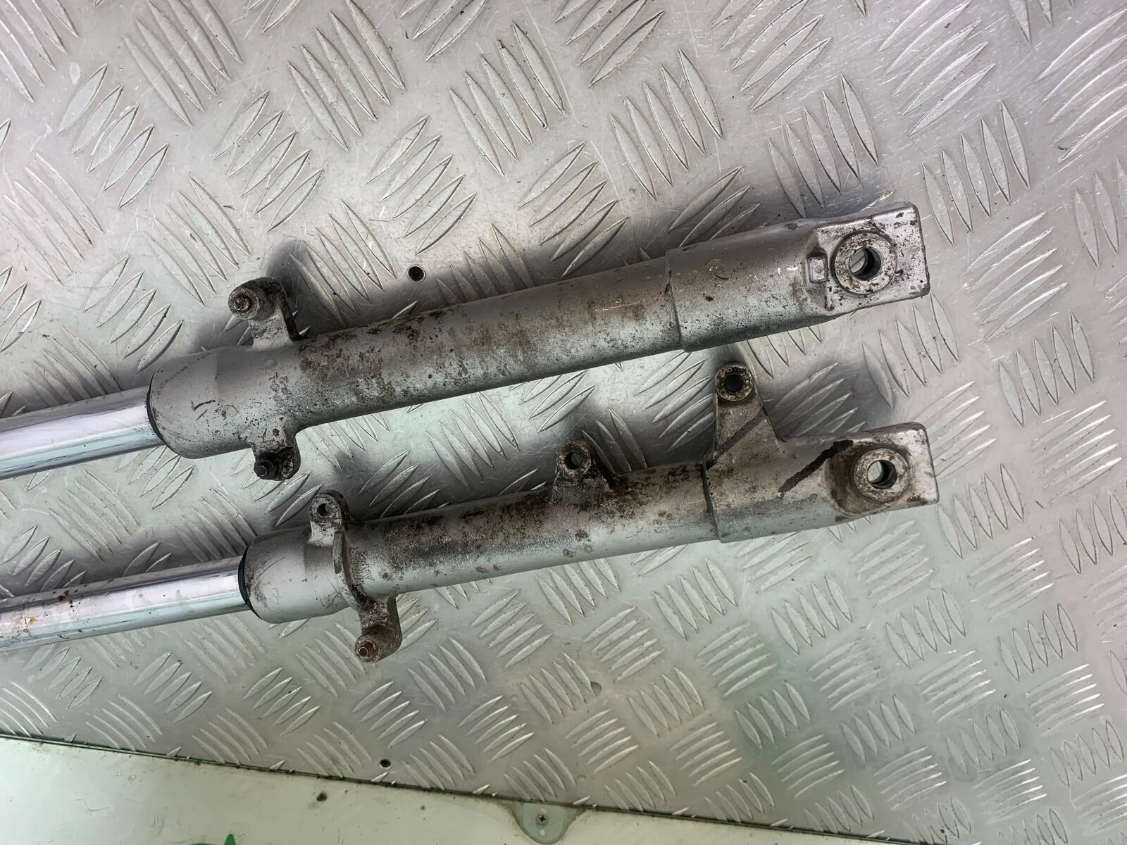 HONDA CBR125 CBR 125 FORKS  YEAR 2004-06  (CMB1040)