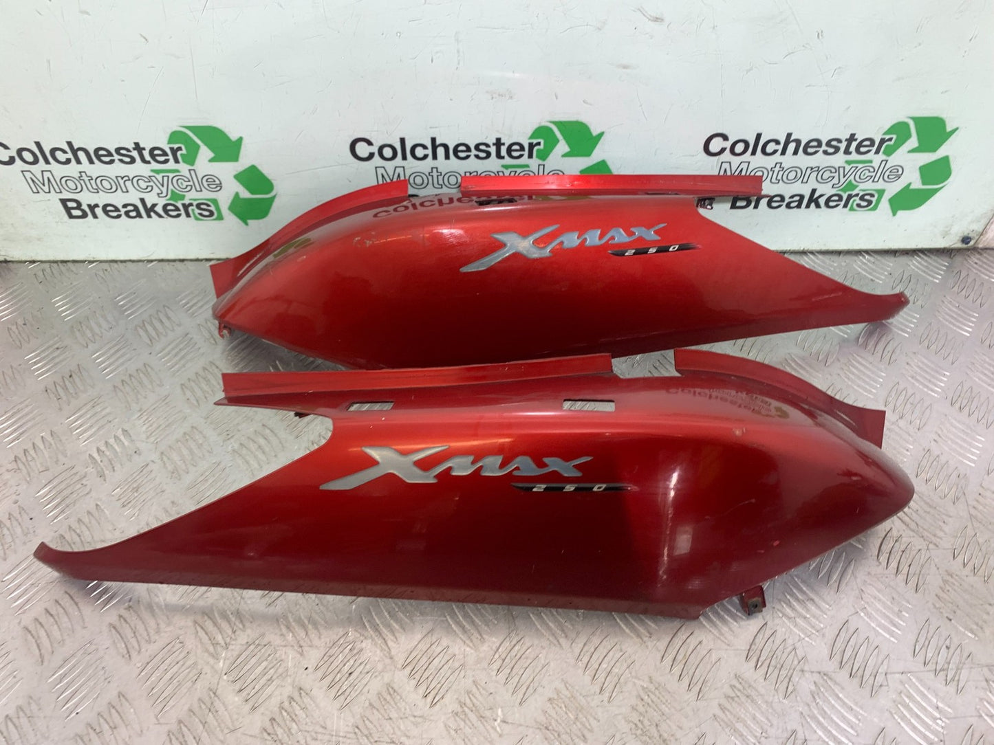 YAMAHA XMAX 250 XMAX 250 LEFT AND RIGHT SEAT PANELS  YEAR 2006-09 (CMB1201)