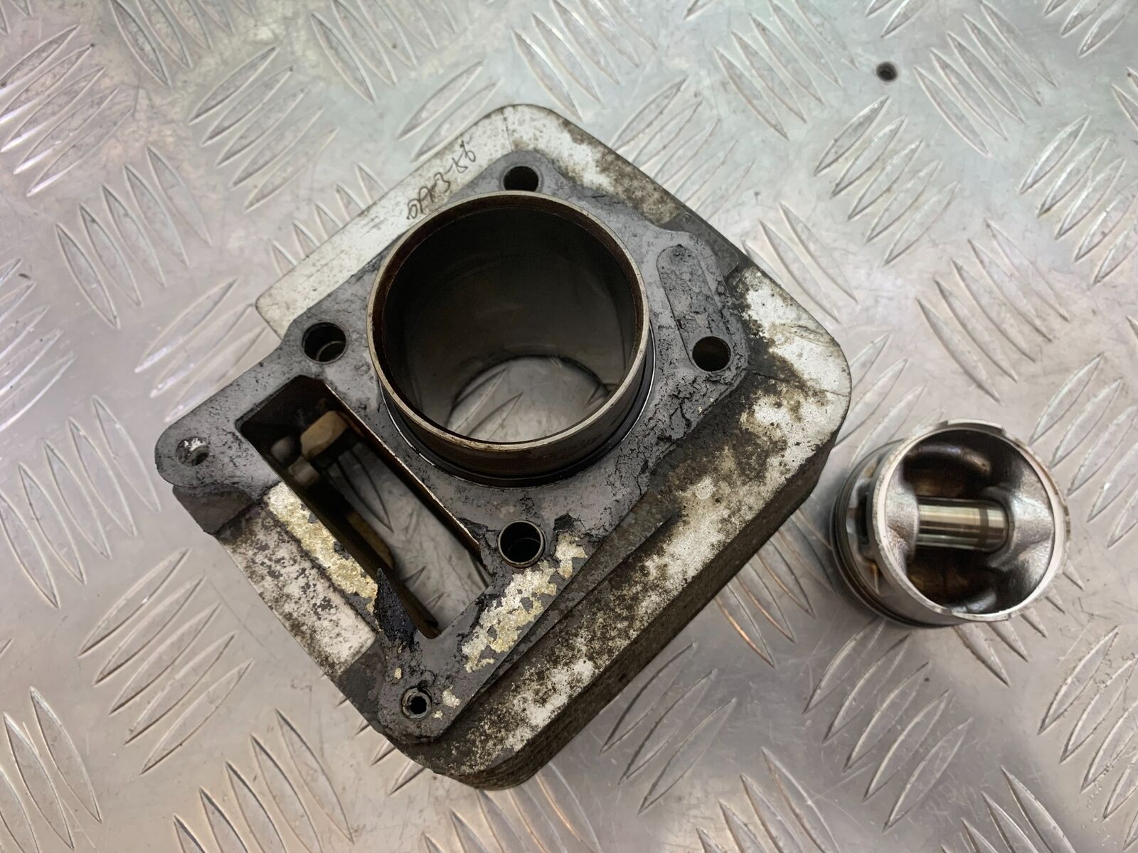 YAMAHA XT125X XT125 X BARREL AND PISTON  YEAR 2008 (STOCK 857)