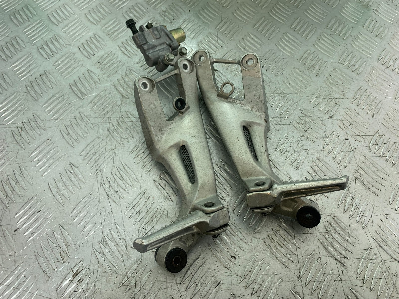 HONDA CBR1100 BLACKBIRD REAR HANGERS AND PEGS  YEAR 1999-2005 (CMB1232)