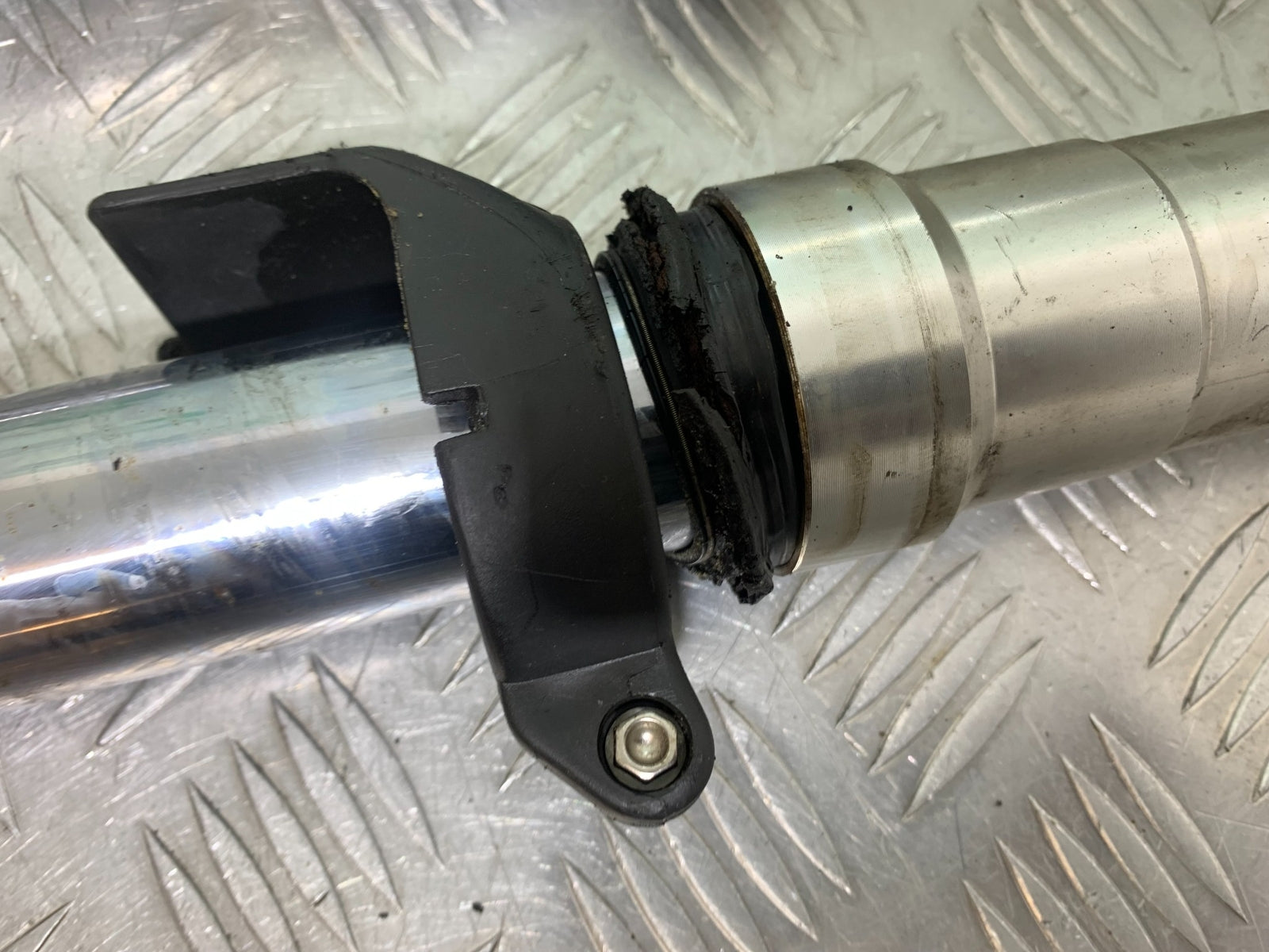 TRIUMPH T509 SPEED TRIPLE FORKS (SOLD AS PARTS)  YEAR 1997-1998 (CMB1144)