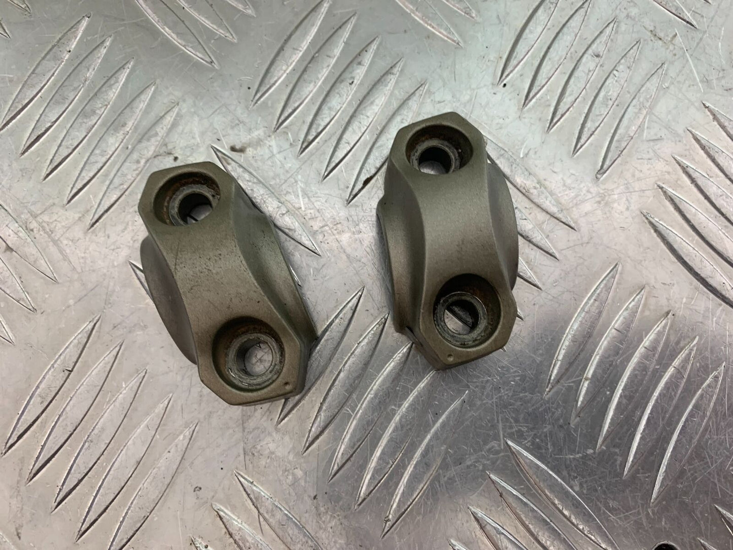 YAMAHA MT09 MT-09 HANDLE BAR CLAMPS  YEAR 2013-2016  (STOCK 997)