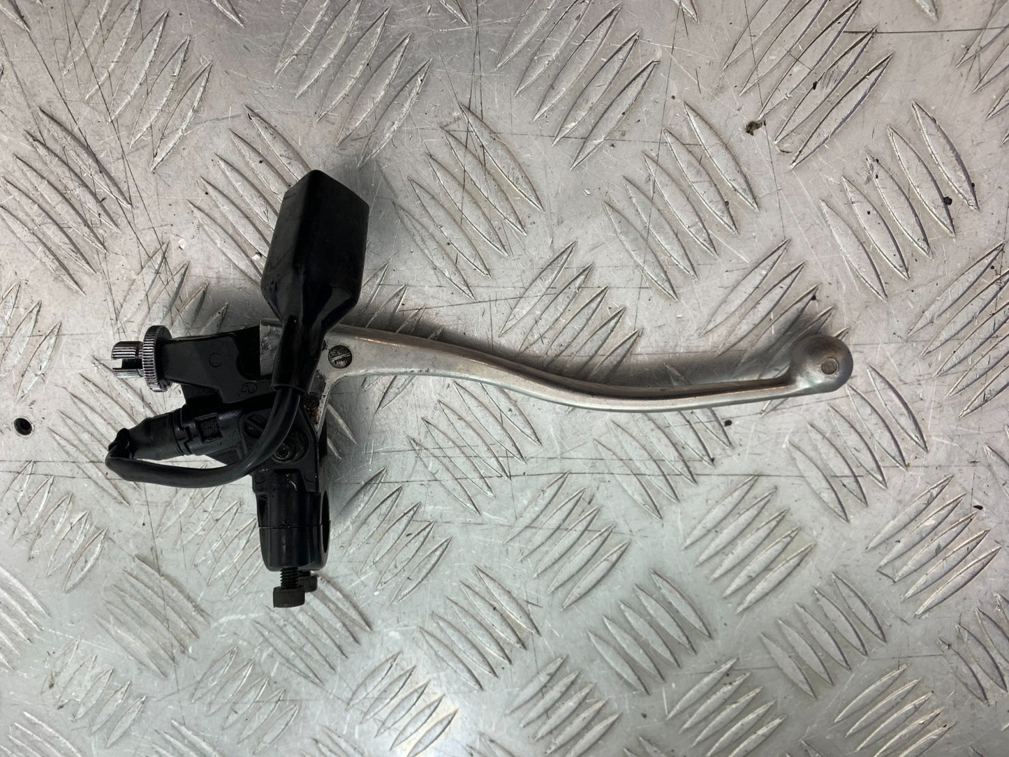 TRIUMPH 955i DAYTONA CLUTCH LEVER AND BRACKET YEAR 2002-2006 (CMB1229)