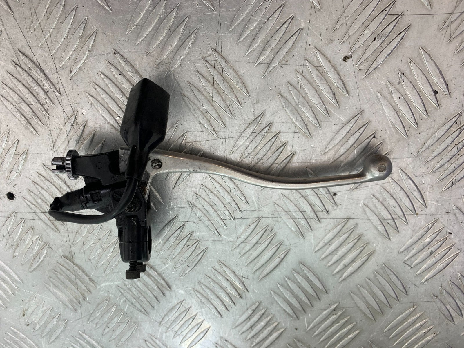 TRIUMPH 955i DAYTONA CLUTCH LEVER AND BRACKET YEAR 2002-2006 (CMB1229)