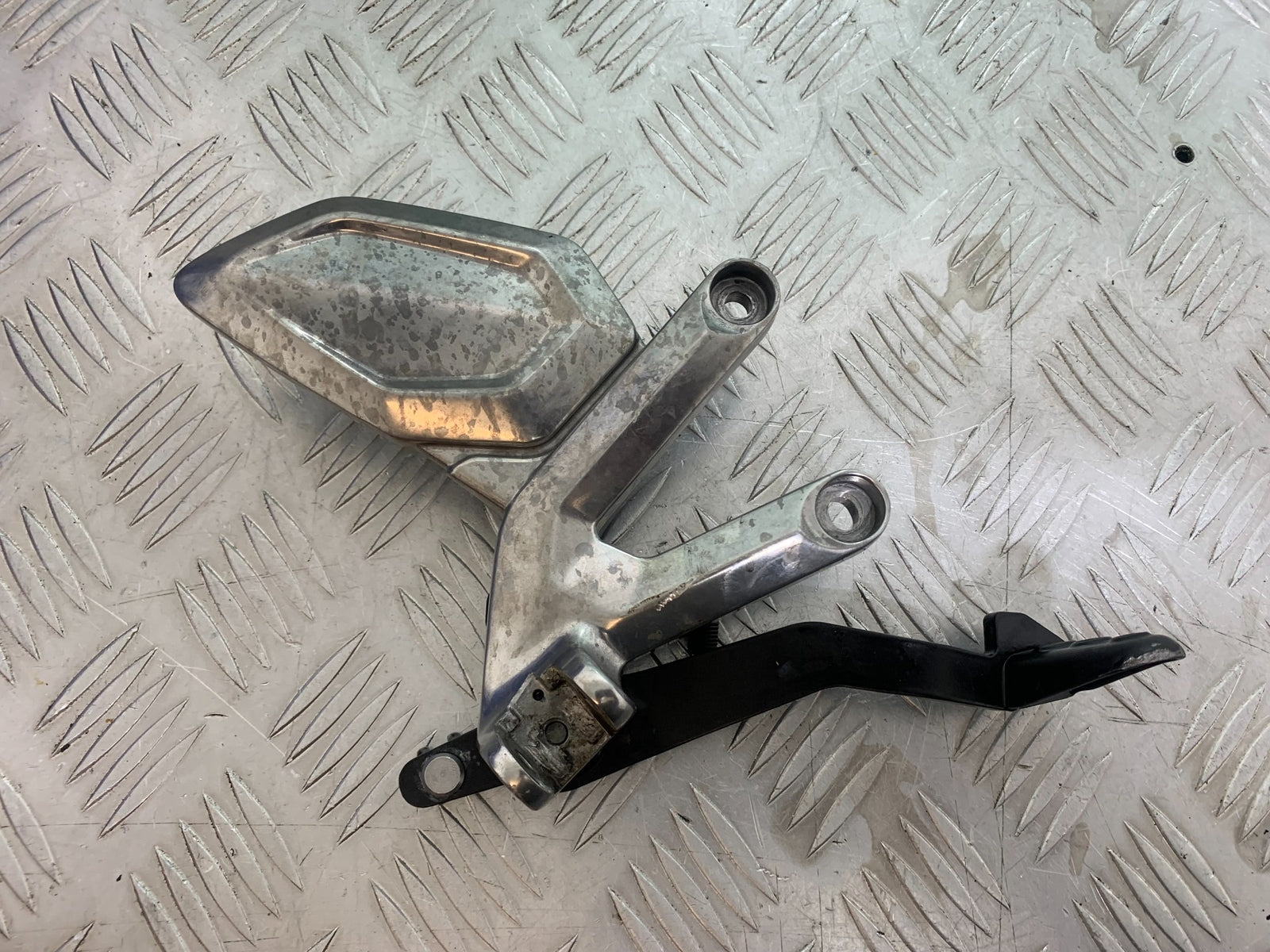 TRIUMPH TRIDENT 660 FRONT RIGHT HANGER  YEAR 2021-2024 (CMB1148)