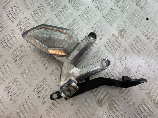 TRIUMPH TRIDENT 660 FRONT RIGHT HANGER  YEAR 2021-2024 (CMB1148)
