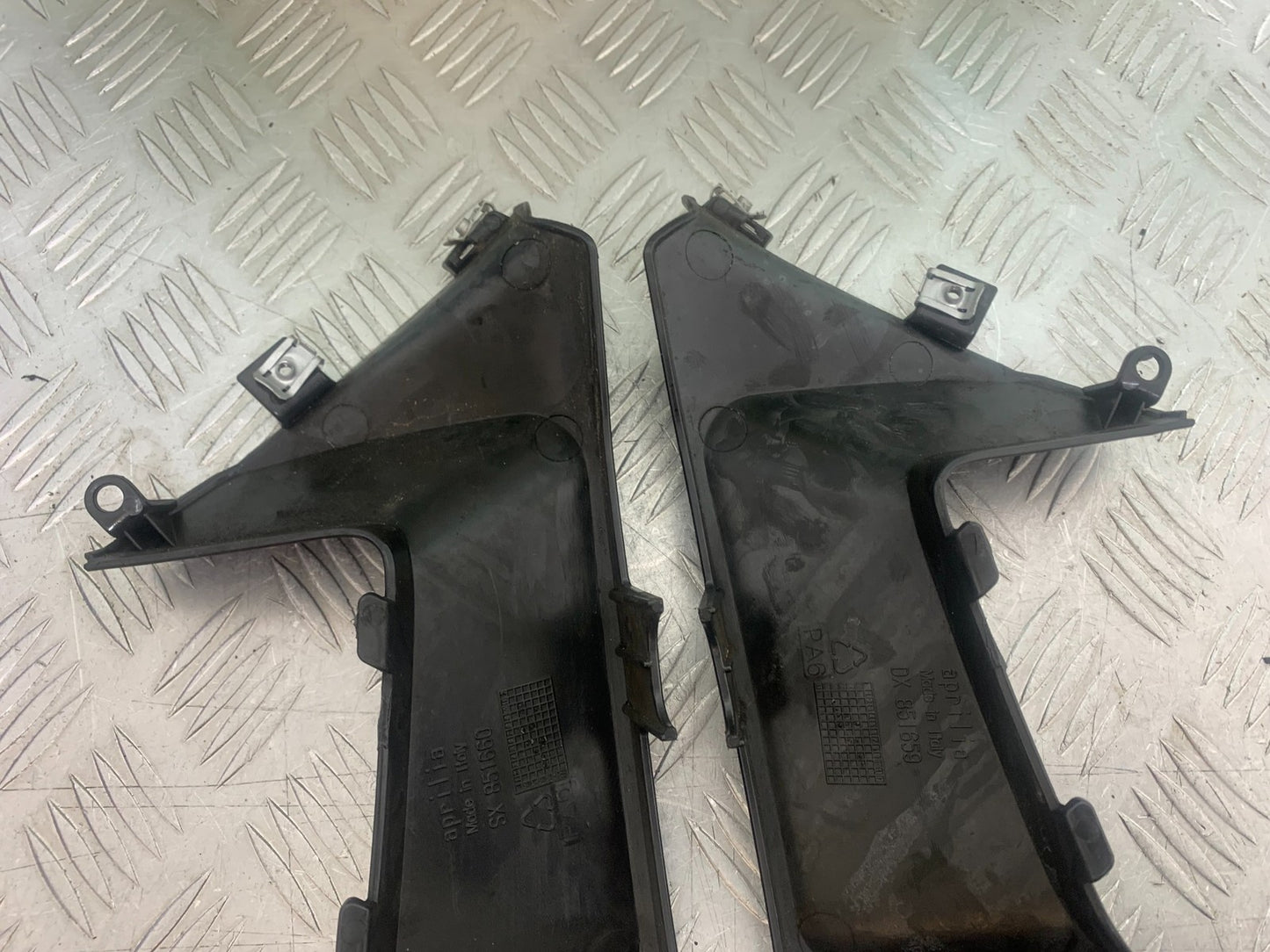 APRILIA SL750 SL 750 SHIVER LEFT & RIGHT TANK INFILLS  YEAR 2008-2016 (CMB1242)