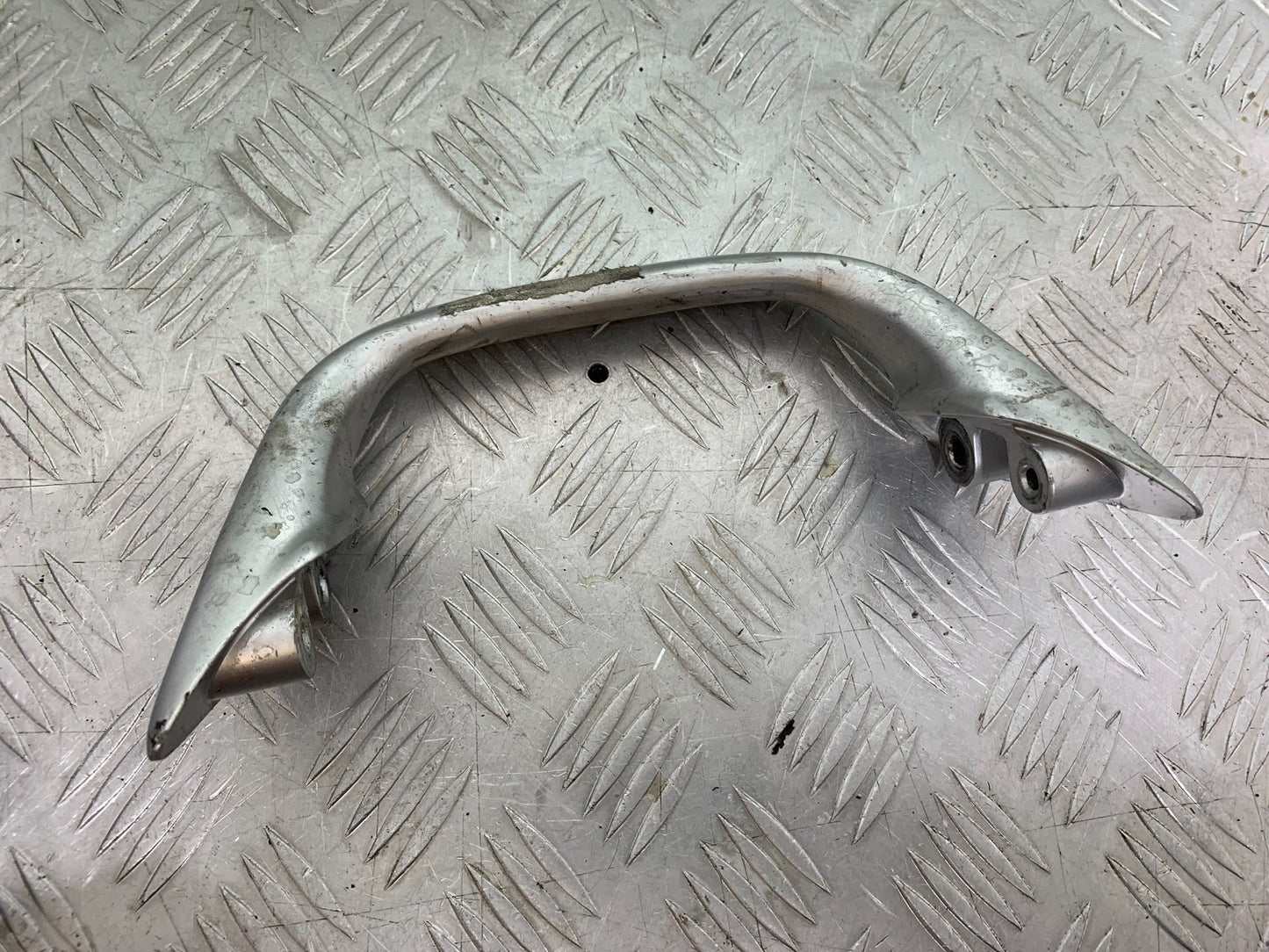 SUZUKI GSF1200 GSF 1200 BANDIT GRAB RAIL YEAR 2001-2004 (CMB1188)