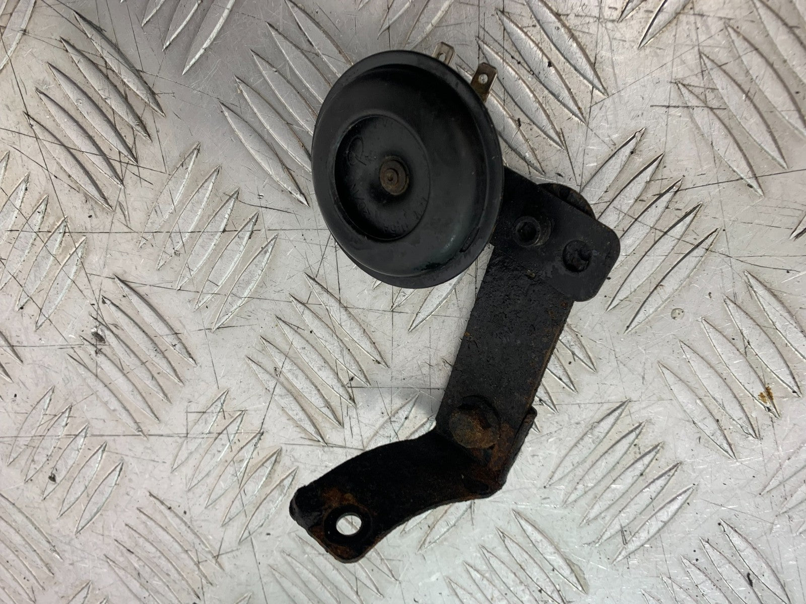 QINGQI QM125 GY-2B HORN AND BRACKET   YEAR 2016 (CMB1228)