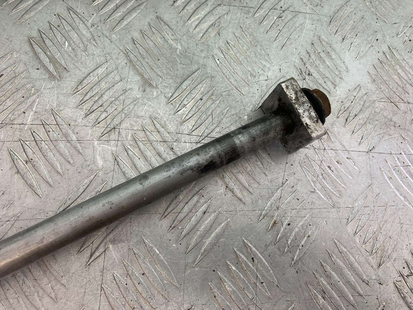 KAWASAKI ZX9R ZX9 C REAR WHEEL SPINDLE YEAR 1998-99 (CMB1213)