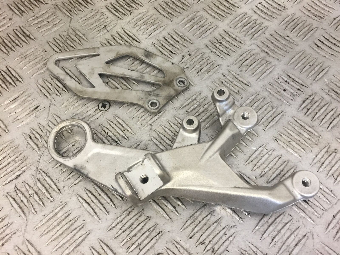 BMW S1000 RR FRONT RIGHT HANGER  YEAR 2015 STOCK (476)