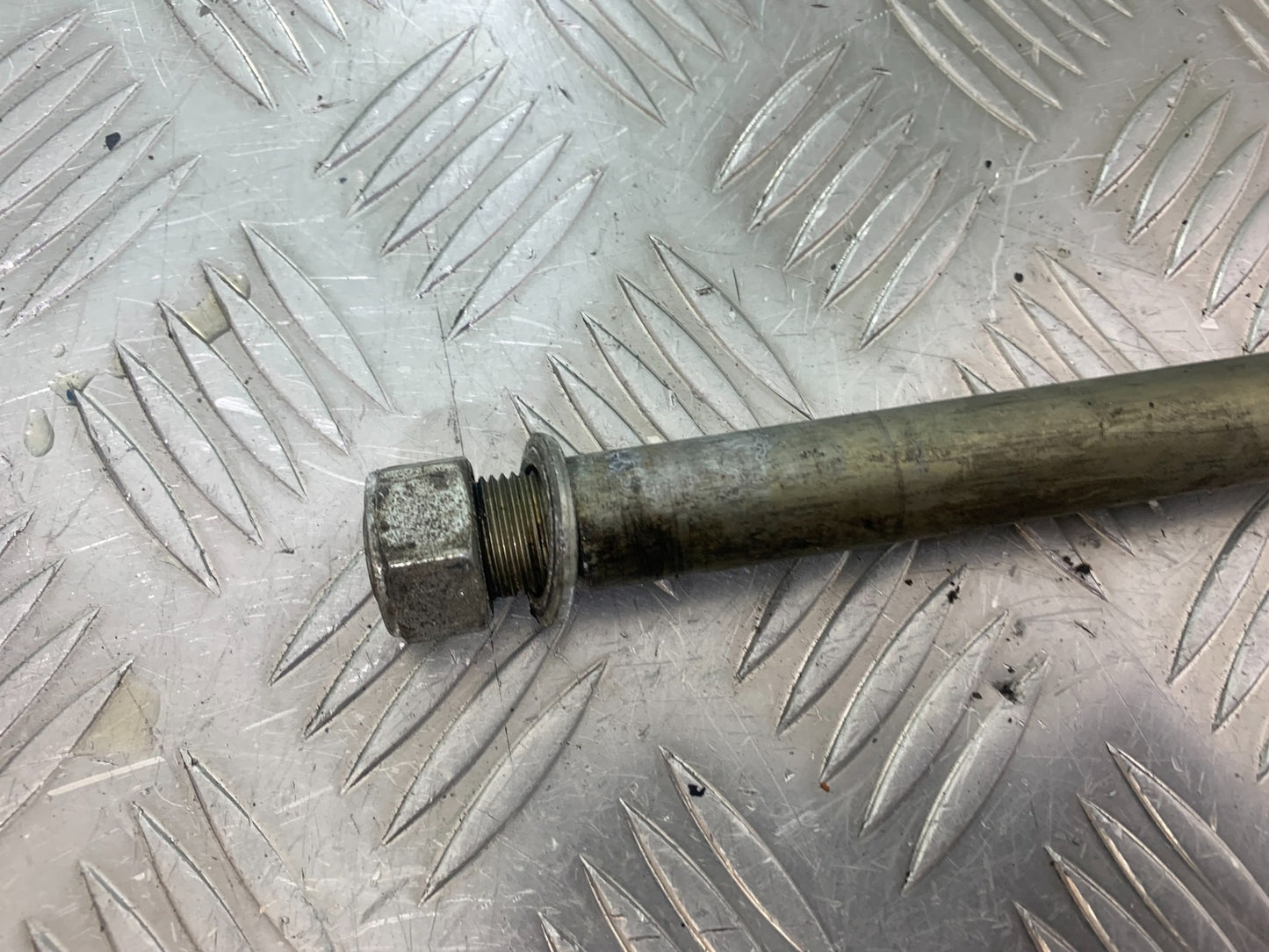 SUZUKI GSF650 GSF 650 SWINGARM SPINDLE   YEAR 2007-2009  (CMB1161)
