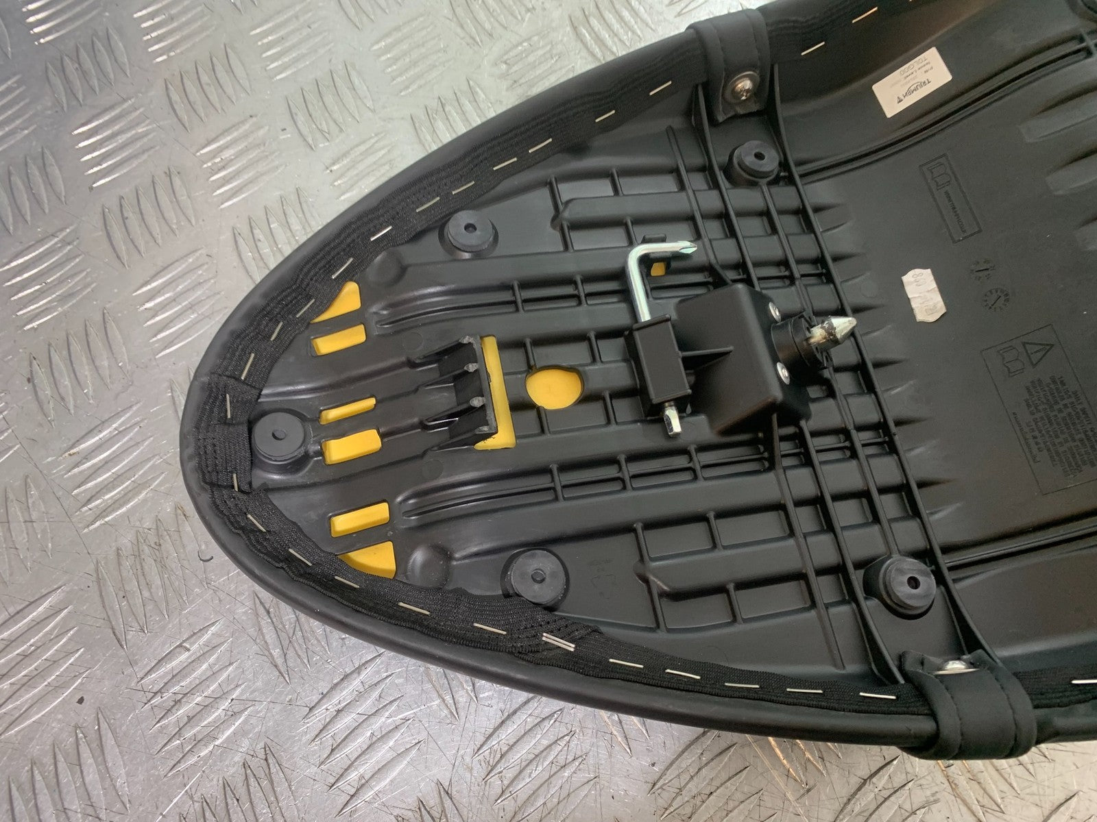 TRIUMPH TRIDENT 660 SEAT  YEAR 2021-2024 (CMB1295)