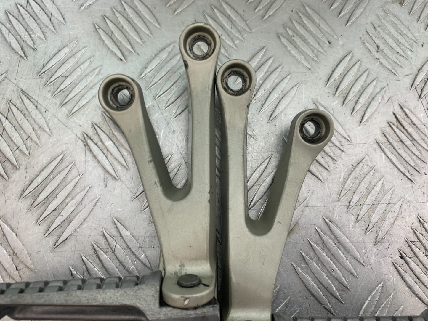 KAWASAKI ZX9R ZX9 R REAR HANGER AND PEGS YEAR 1998-1999 (CMB1329)