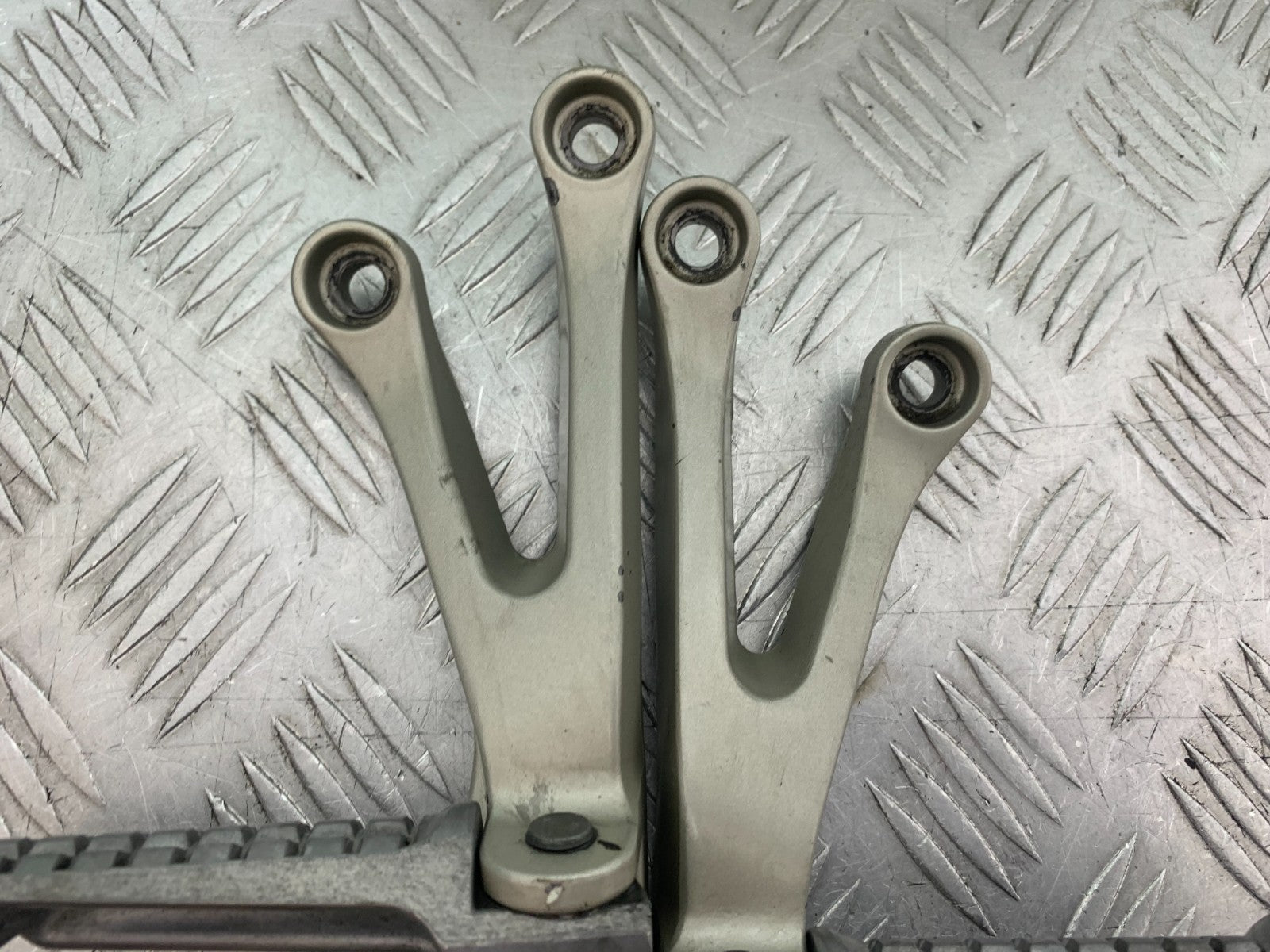 KAWASAKI ZX9R ZX9 R REAR HANGER AND PEGS YEAR 1998-1999 (CMB1329)