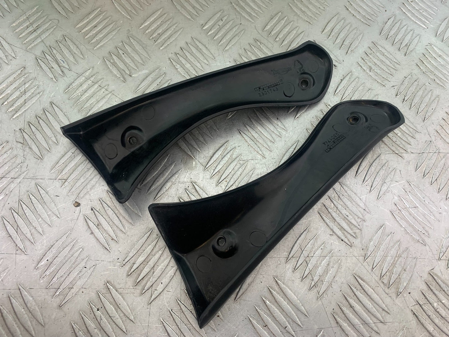 TRIUMPH 955i SPRINT ST LEFT AND RIGHT TOP INFILL PANELS  1999-2004 (CMB1176)