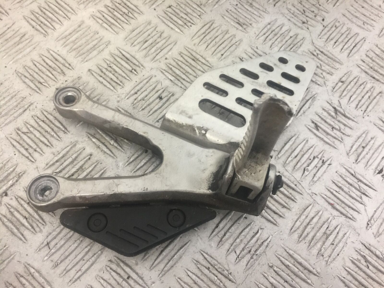 YAMAHA R6 FRONT LEFT HANGER   YEAR 2008-2014 (STOCK 637)