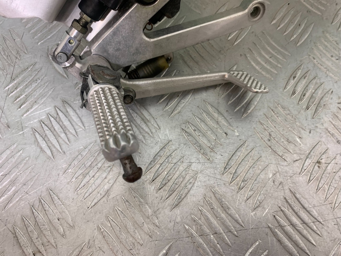 YAMAHA YZF R1 4XV FRONT RIGHT HANGER YEAR 1998-99 (CMB1291)