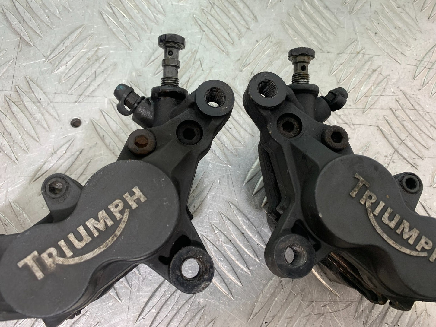 TRIUMPH 955i DAYTONA FRONT BRAKE CALIPERS YEAR 2002-2006 (CMB1229)