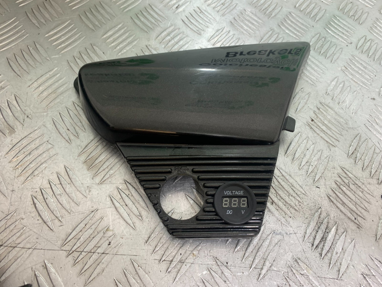 HONDA VT700 VT 700 SHADOW RIGHT SEAT PANEL  YEAR 1984-85 (CMB1328)