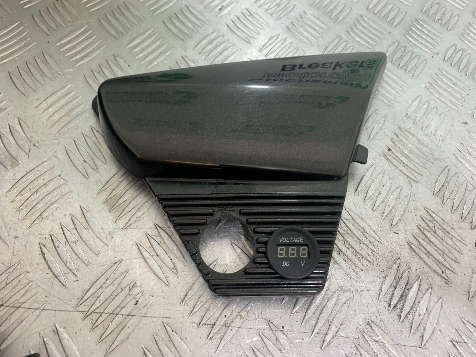 HONDA VT700 VT 700 SHADOW RIGHT SEAT PANEL  YEAR 1984-85 (CMB1328)