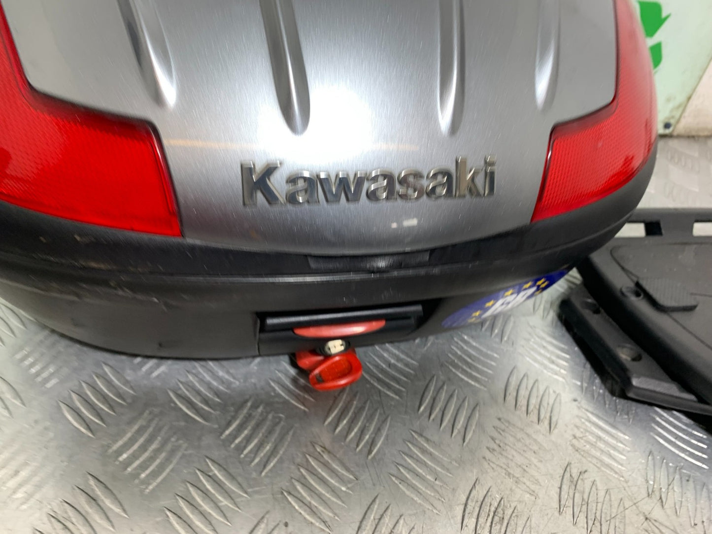 KAWASAKI GTR1400 GTR 1400 TOP BOX PLATE AND KEY YEAR 2007-2009 (CMB1306)