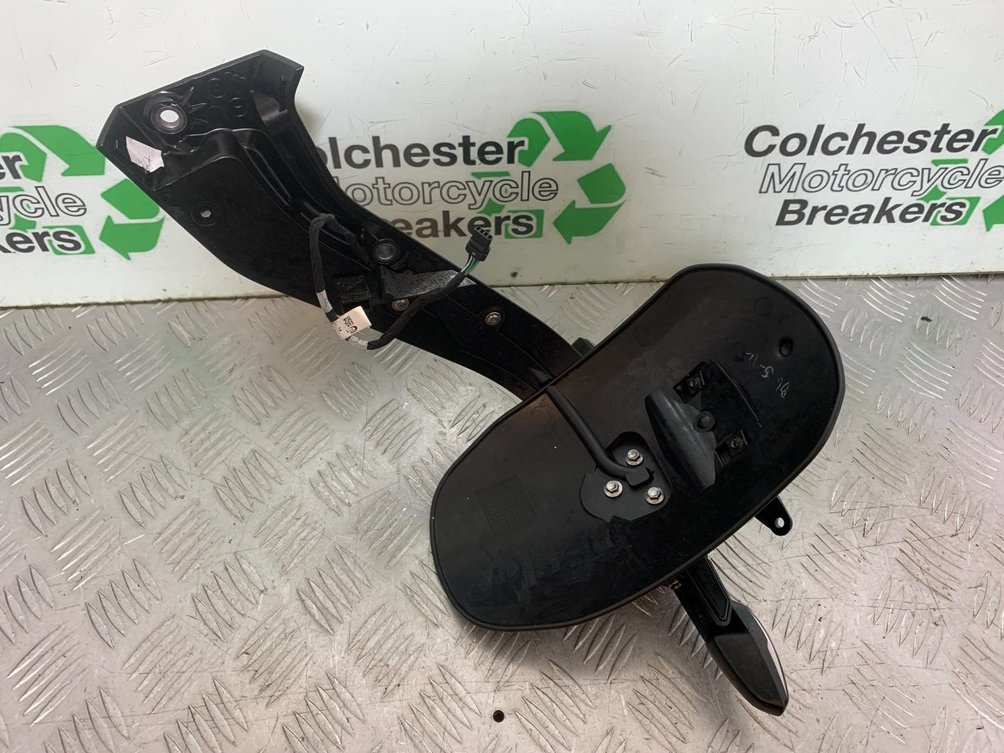 TRIUMPH TRIDENT 660 NUMBER PLATE HOLDER & INDICATORS  YEAR 2021-2024 (CMB1295)