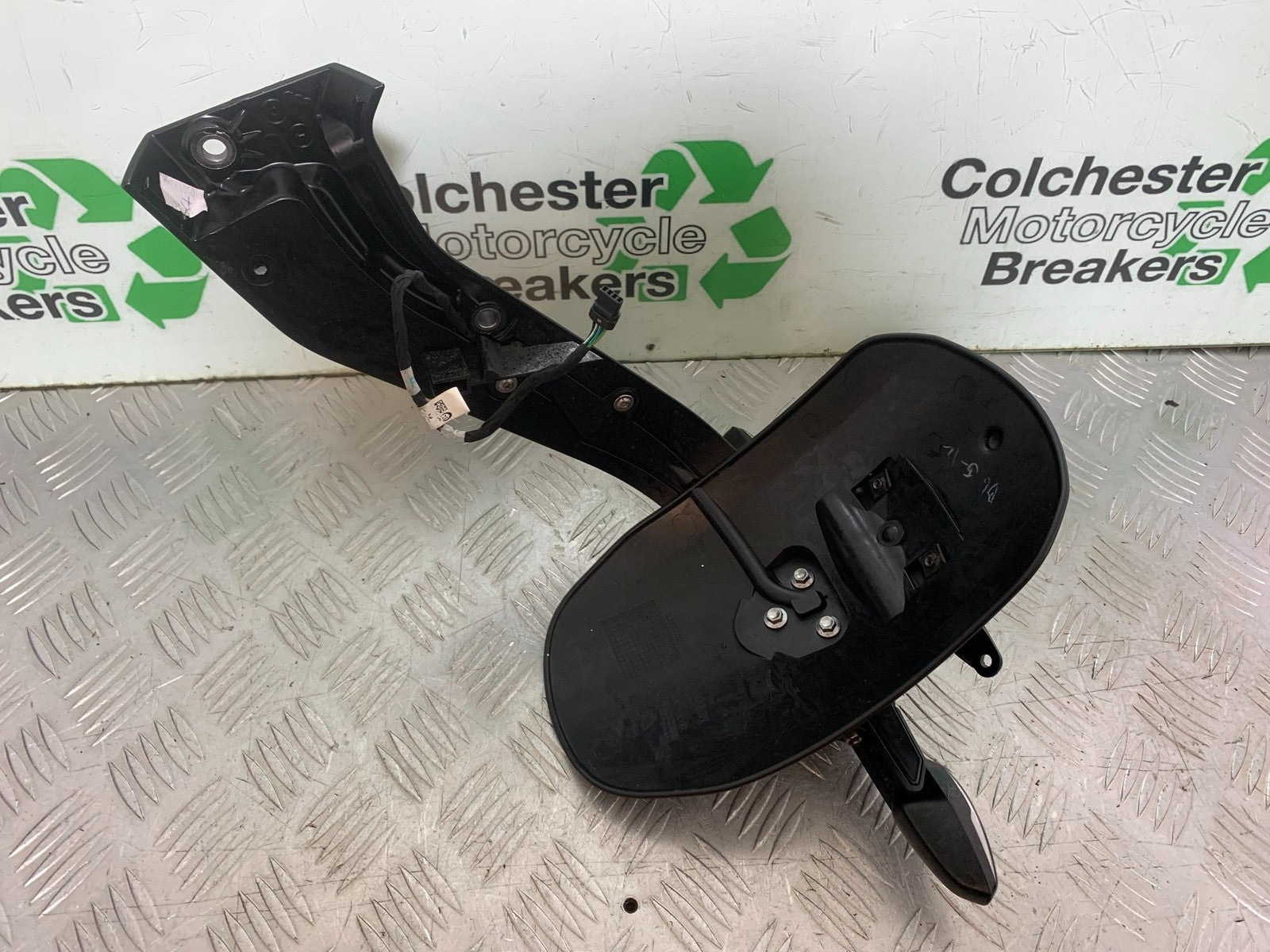 TRIUMPH TRIDENT 660 NUMBER PLATE HOLDER & INDICATORS  YEAR 2021-2024 (CMB1295)