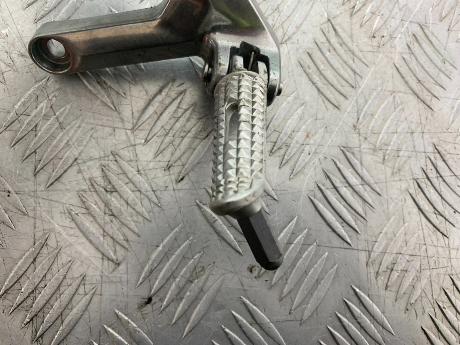 TRIUMPH TRIDENT 660 FRONT LEFT HANGER AND PEG  YEAR 2021-2024 (CMB1295)