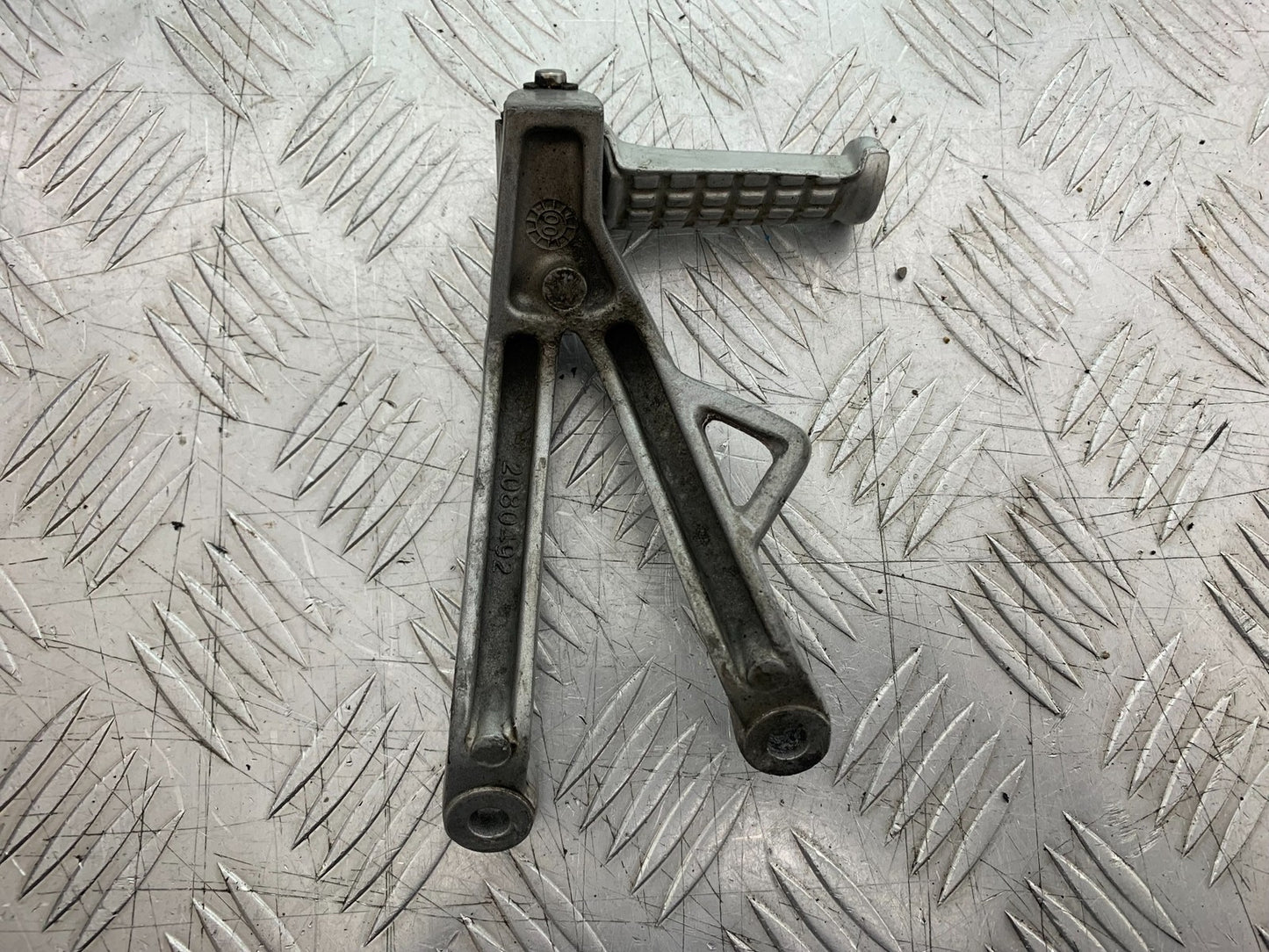 TRIUMPH 955i DAYTONA LEFT REAR HANGER AND PEG  YEAR 2002-2006 (CMB1229)