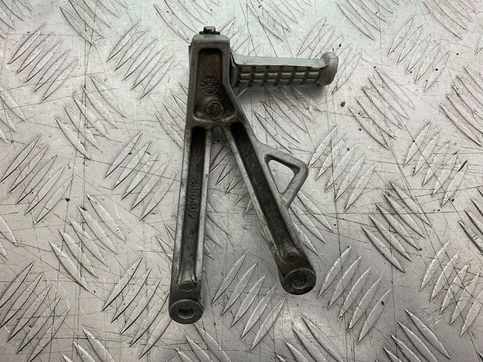 TRIUMPH 955i DAYTONA LEFT REAR HANGER AND PEG  YEAR 2002-2006 (CMB1229)