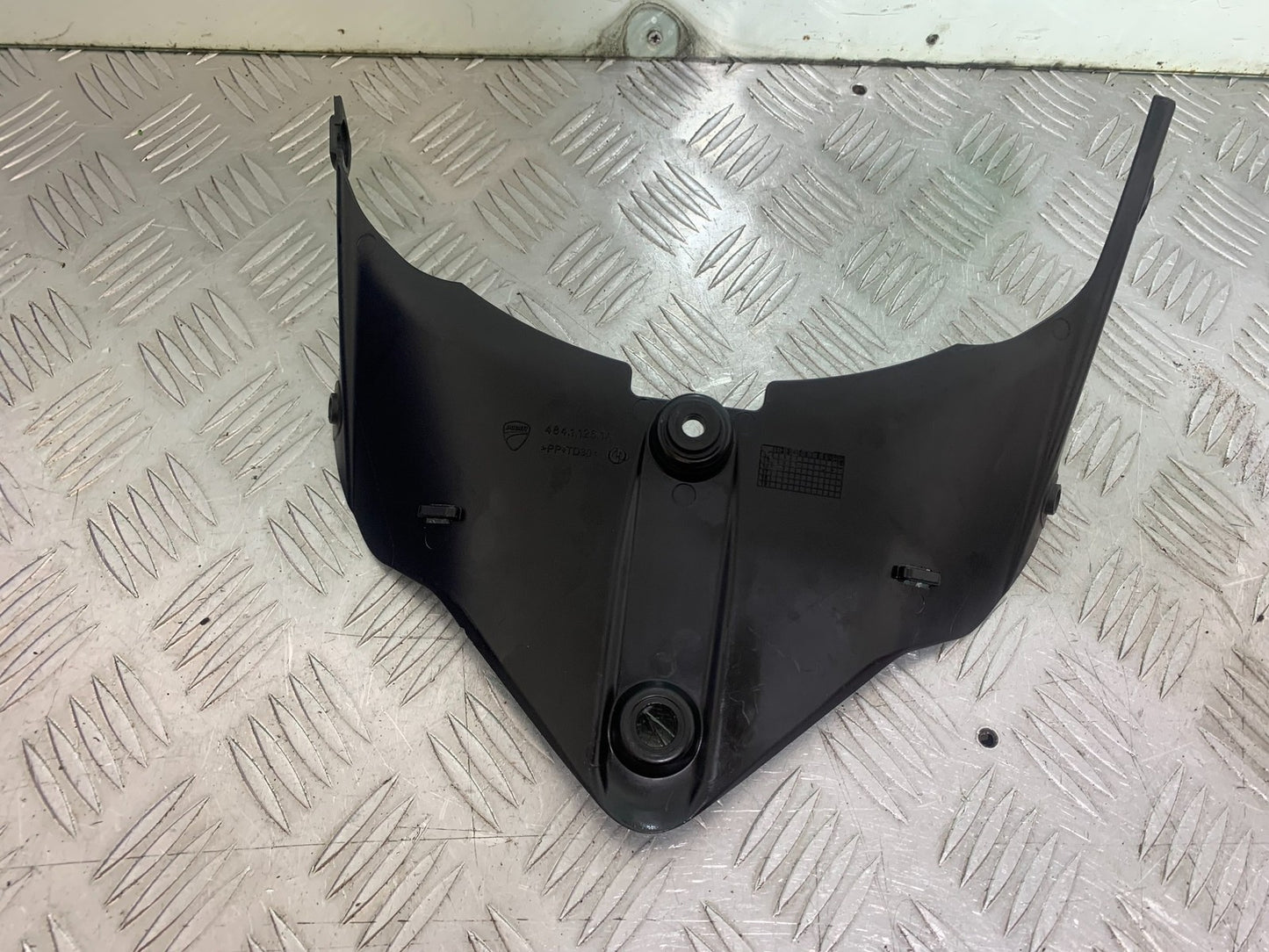 DUCATI 1299 PANIGALE LOWER TOP FAIRING INFILL PANEL  YEAR 2016 (CMB 1187)