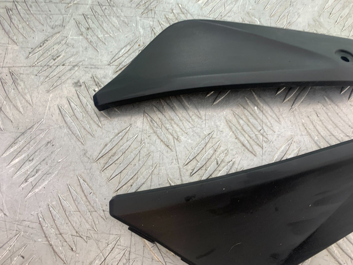 HONDA CBR1000 rr FIREBLADE LEFT AND RIGHT TANK INFILL PANELS YEAR 2006 (CMB1220)