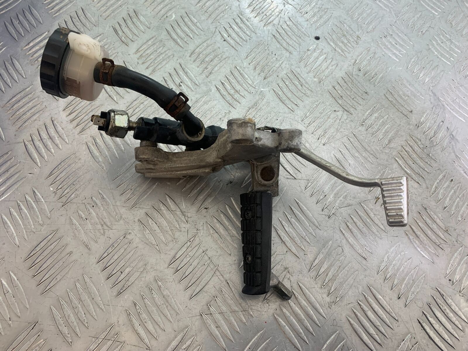 TRIUMPH 955i SPRINT ST FRONT RIGHT HANGER  YEAR 1999-2004 (CMB1124)