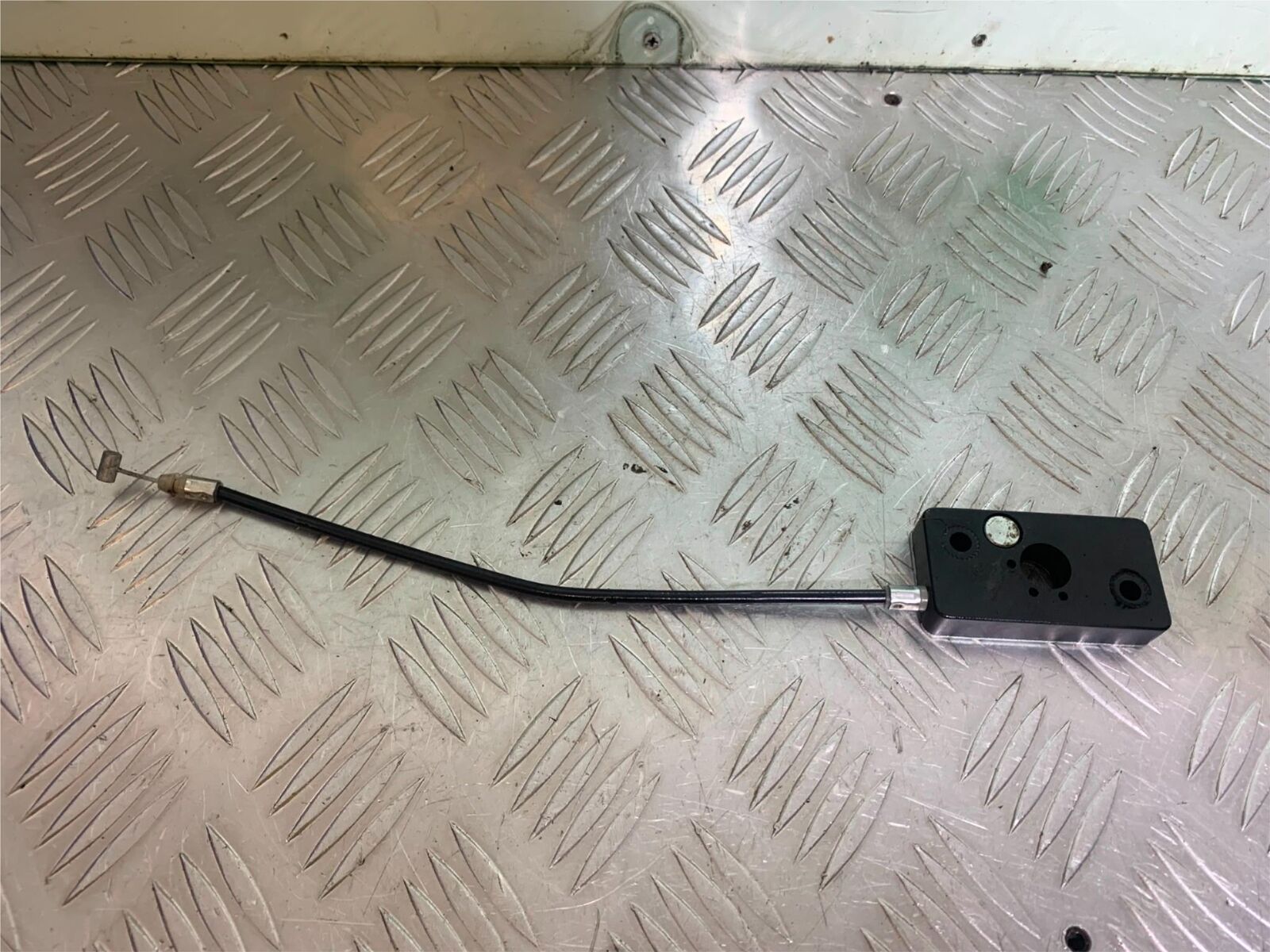SINNIS TERRAIN 125 SEAT CATCH AND CABLE  YEAR 2024 (CMB1072)