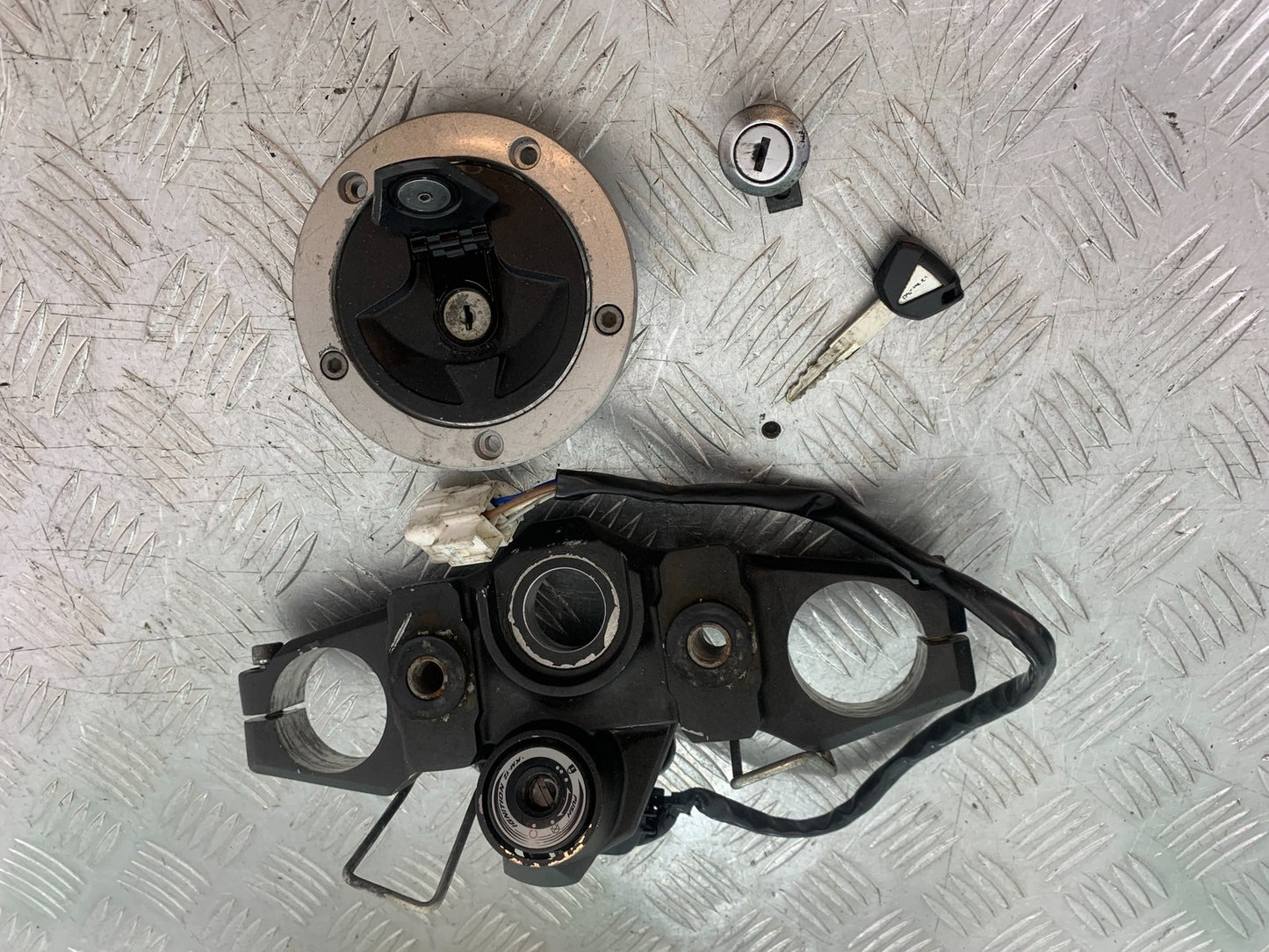 KAWASAKI 650 VERSYS LOCKS AND KEY  YEAR 2015-2018 (CMB1288)