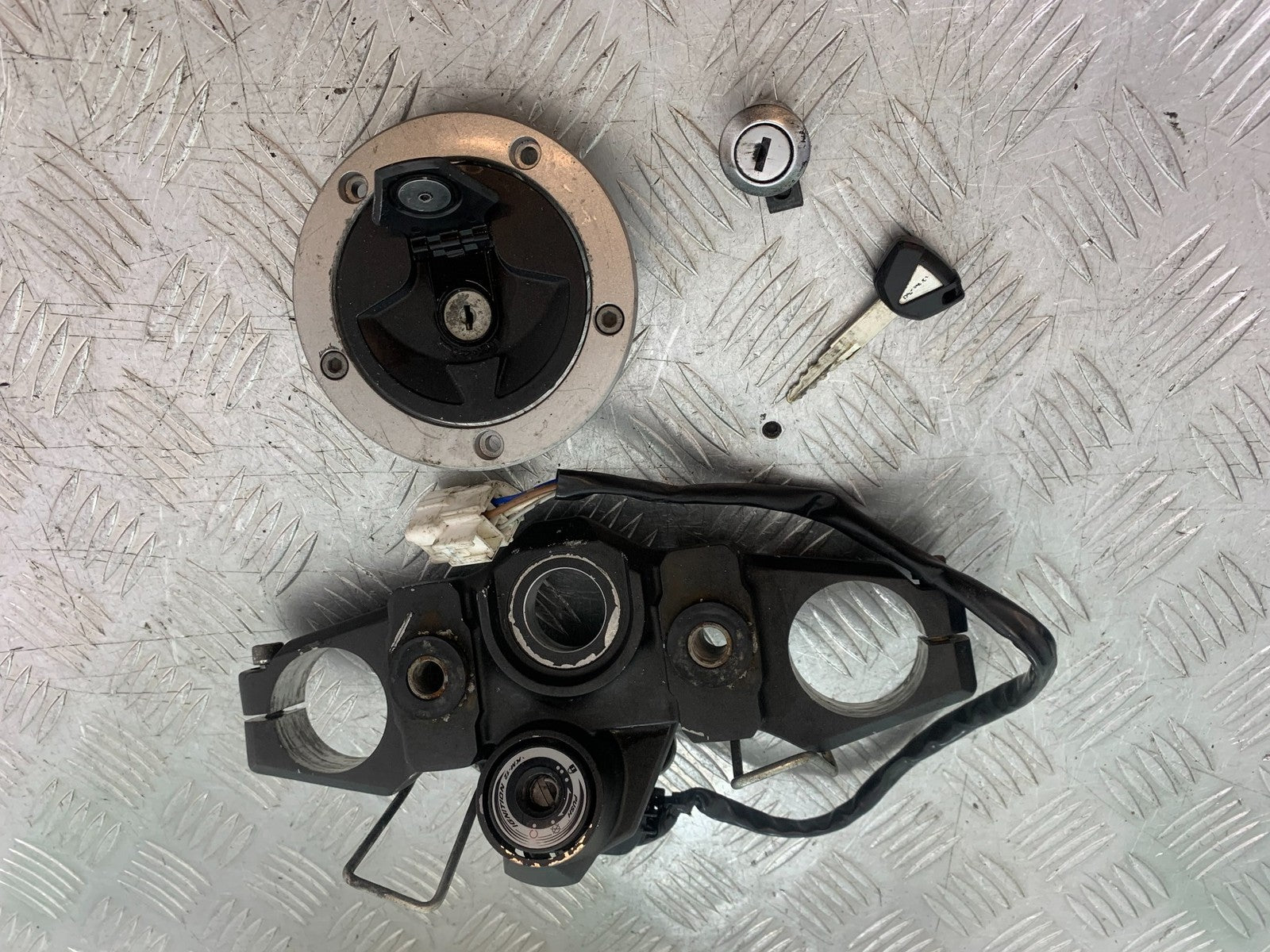 KAWASAKI 650 VERSYS LOCKS AND KEY  YEAR 2015-2018 (CMB1288)