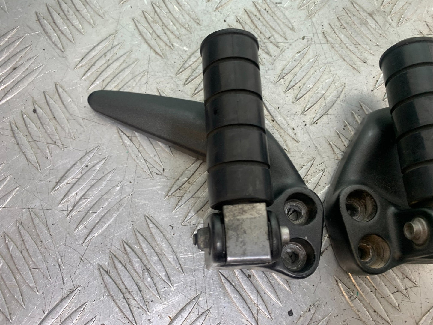 YAMAHA XVS 1300 MIDNIGHT STAR REAR HANGER AND PEGS  YEAR 2007-16 (CMB1200)