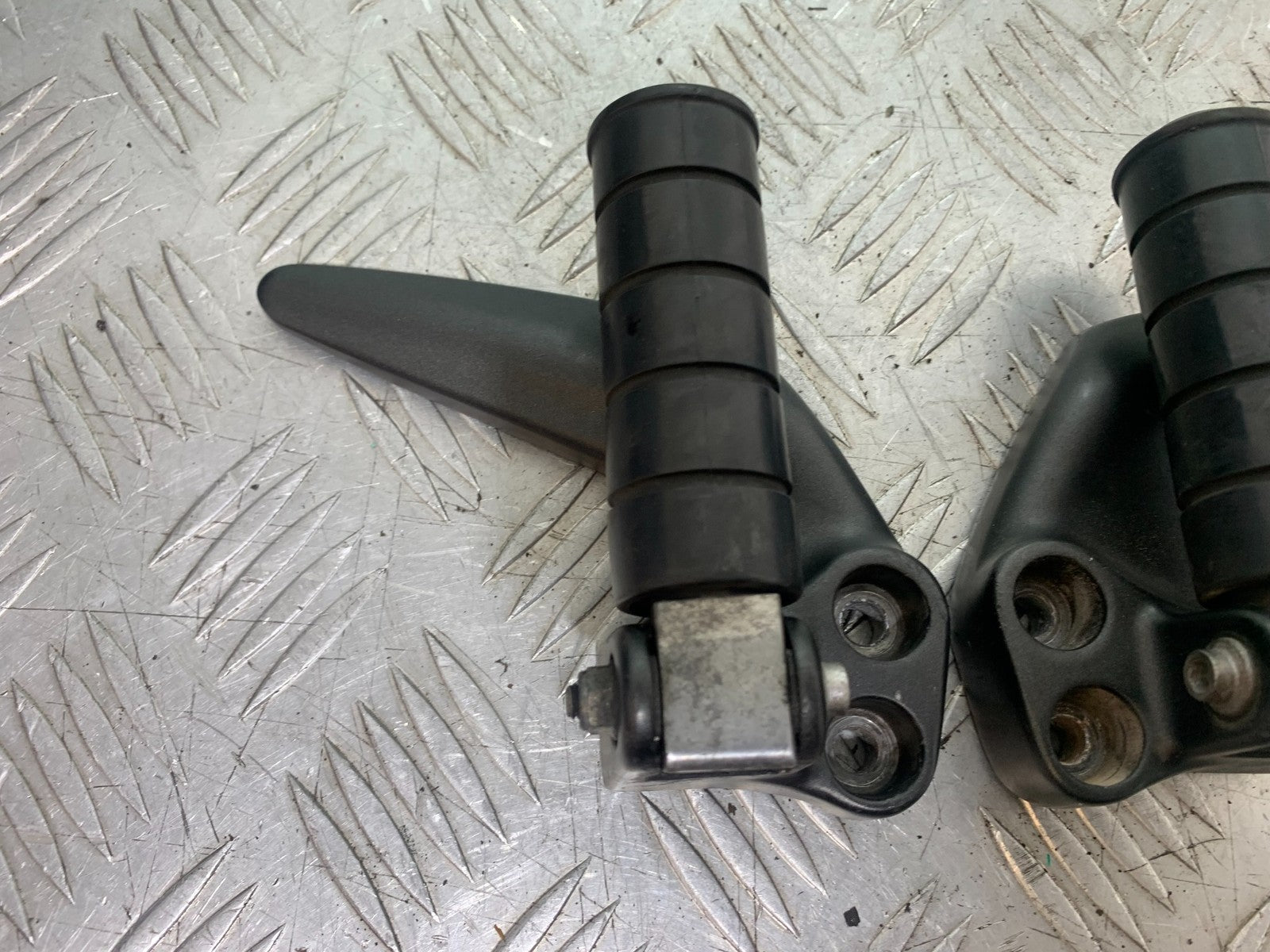 YAMAHA XVS 1300 MIDNIGHT STAR REAR HANGER AND PEGS  YEAR 2007-16 (CMB1200)