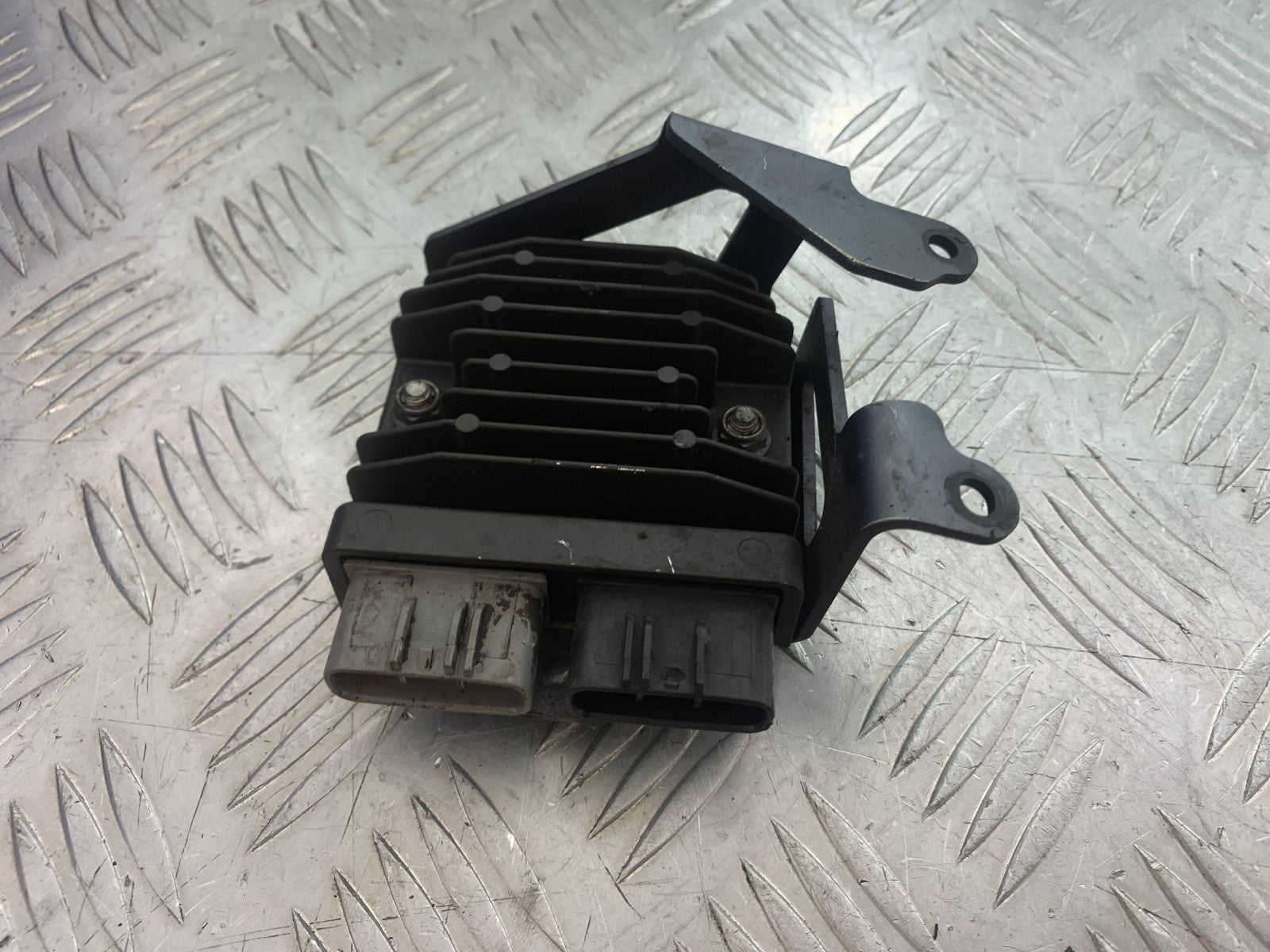 TRIUMPH 675 STREET TRIPLE REGULATOR   2013-2016 (CMB1186)