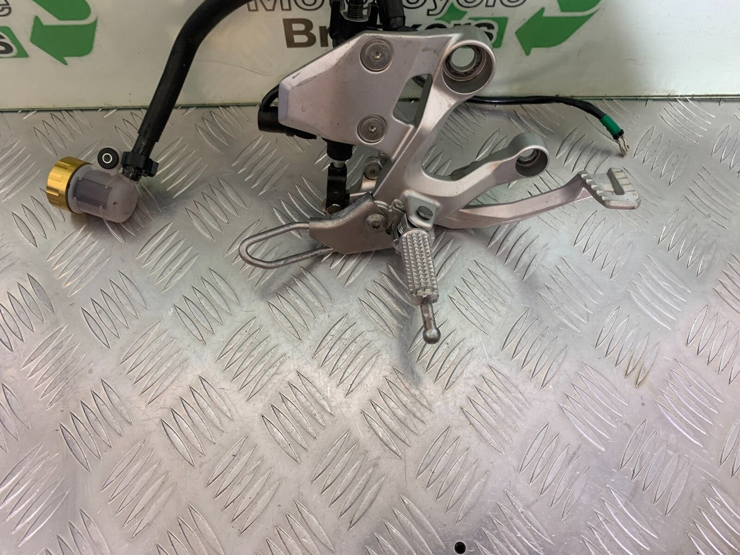 YAMAHA MT09 MT-09 FRONT RIGHT HANGER AND BRAKE LEVER  YEAR 2013-2016 (STOCK 997)