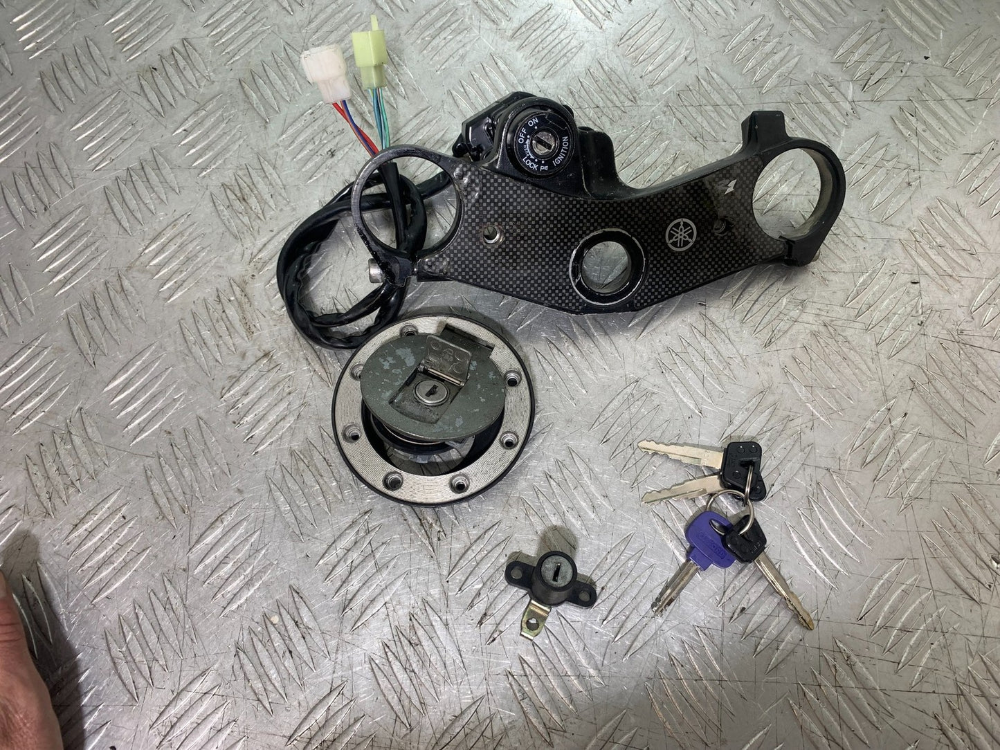 YAMAHA YZF R1 LOCKS AND KEYS  YEAR 1998-99 (CMB1291)