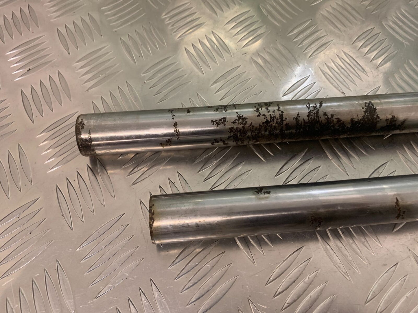 YAMAHA XT250 XT 250 FORKS   YEAR 1980-1982  (STOCK 944)