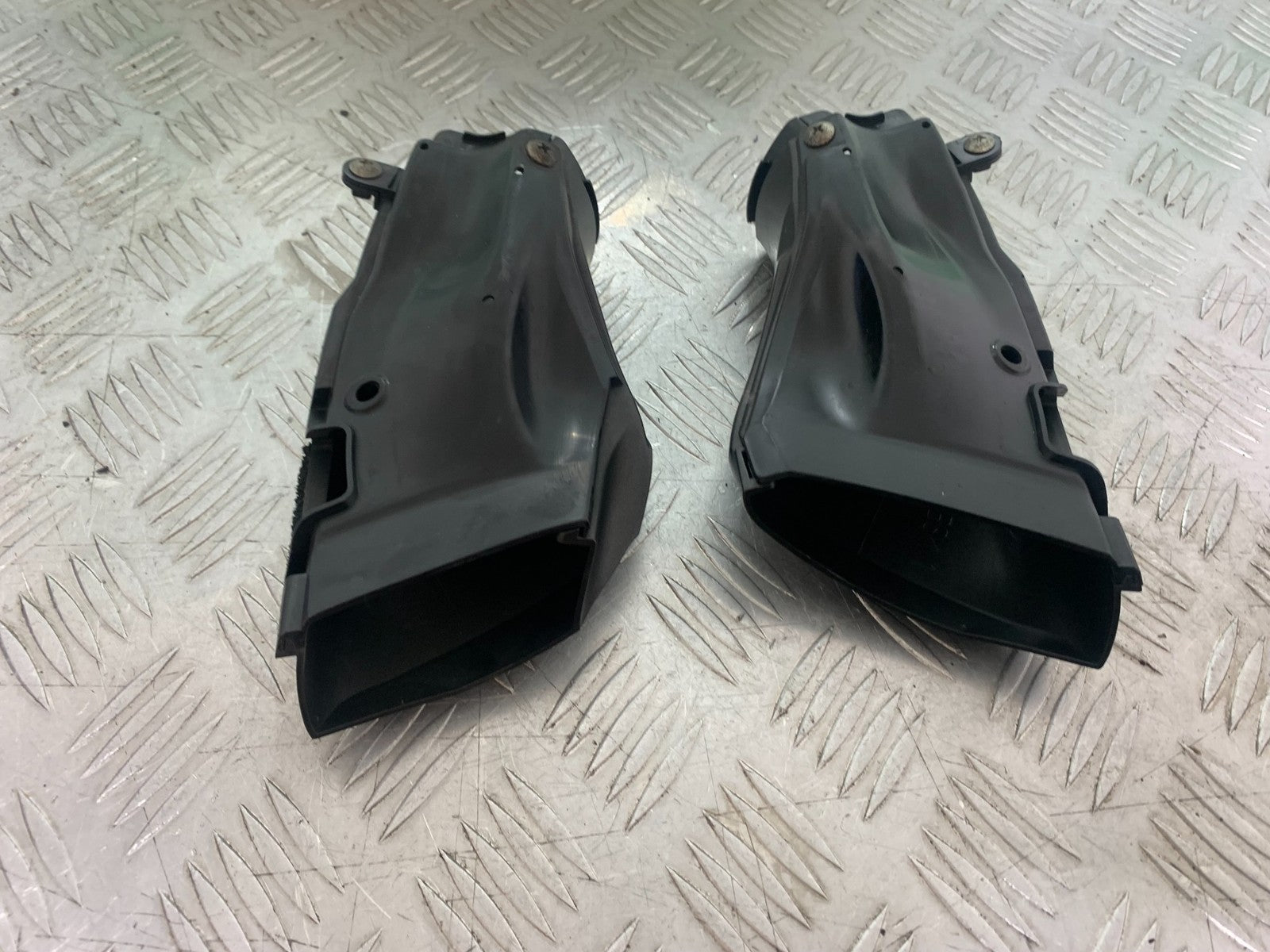 YAMAHA YZF R1 14 B BIG BANG LEFT & RIGHT AIR DUCTS   2009-14 (CMB1175)